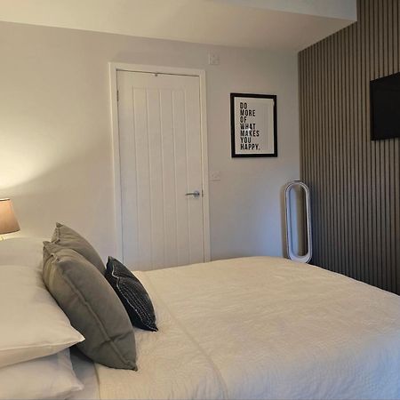 Stylish, Business Traveller Friendly Apartment, With Free Parking And Netflix Farnborough (Hampshire) Exterior foto